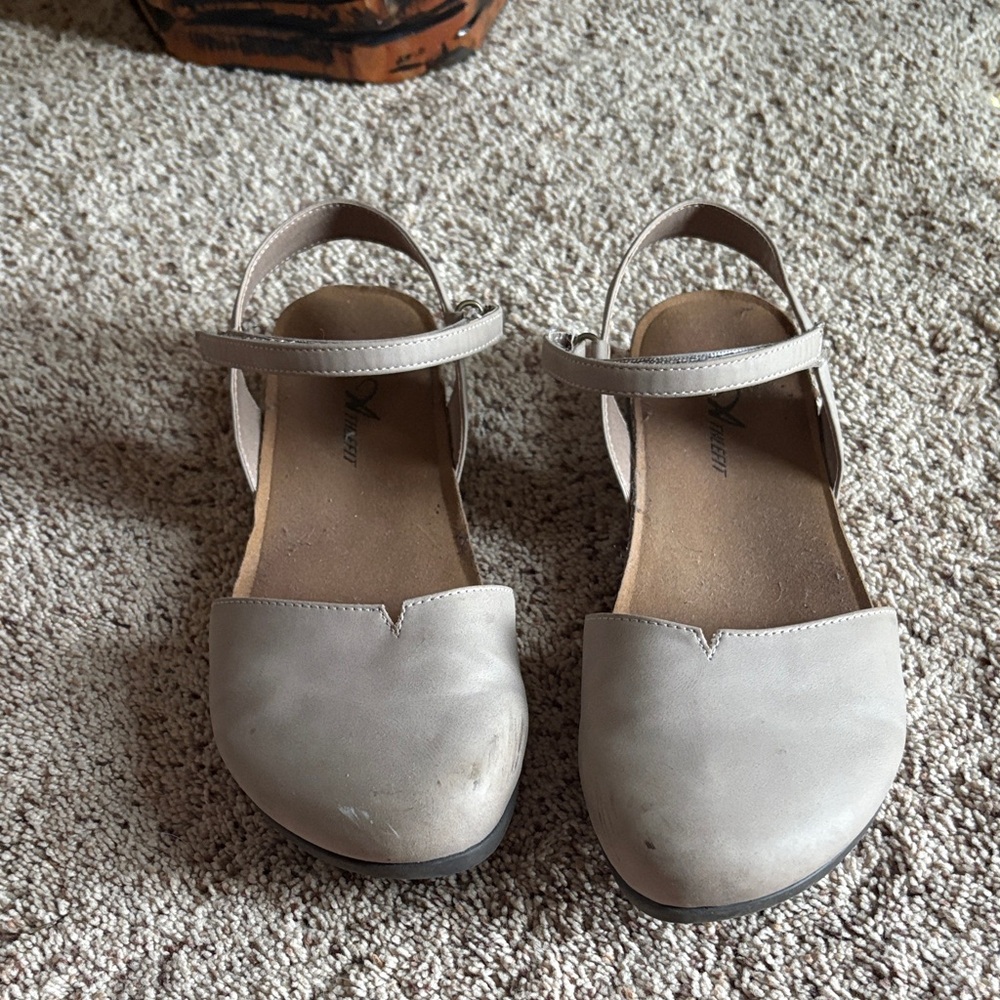 Elegant Women's Tan Sandals